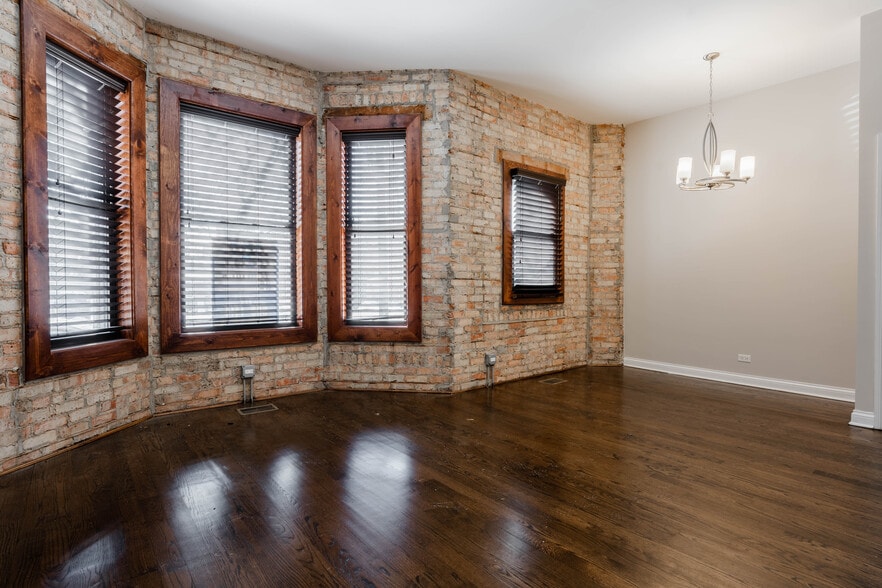 Building Photo - 1756 W Montrose Ave