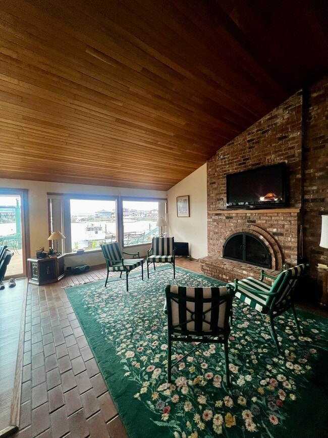 Building Photo - 4079 Saltspring Dr