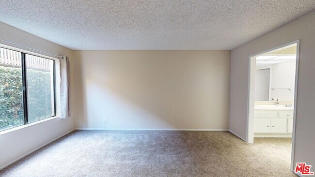 Building Photo - 15215 Magnolia Blvd