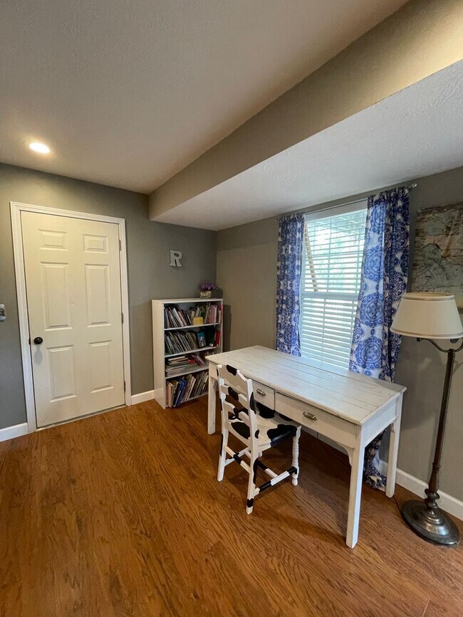 Building Photo - PRE-LEASING - Fully Furnished 6mo Short Term Rental in Ozark