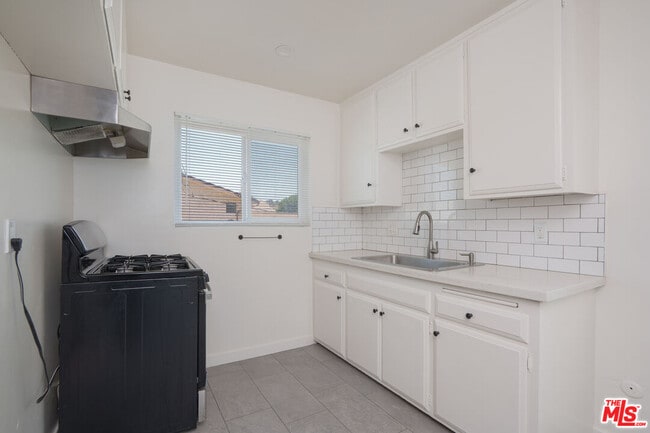 Building Photo - 1361 Riverside Dr