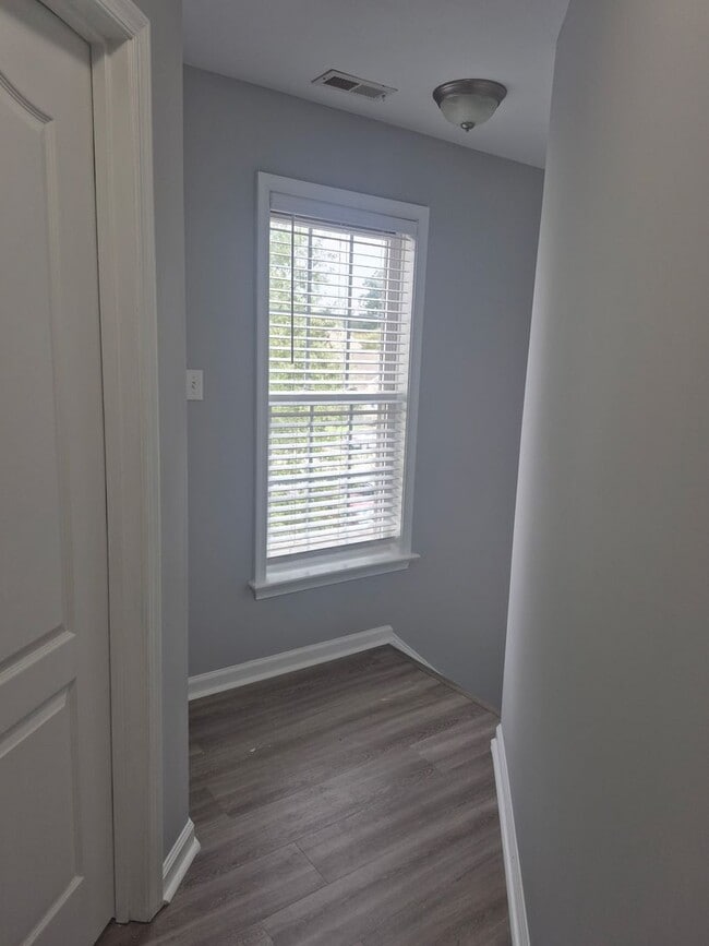 Building Photo - 3 Bedrooms, 2.5 Bathrooms Single Family Home