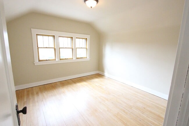 Building Photo - 3 Bedroom 1.5 Bath West Allis House for Rent