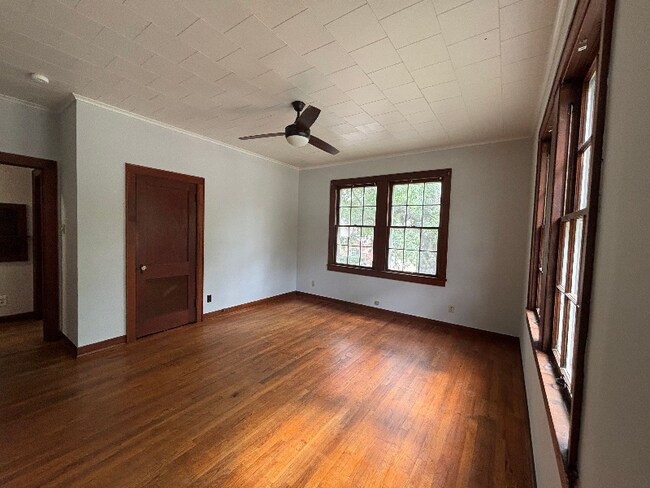 Building Photo - 800 N Mound St