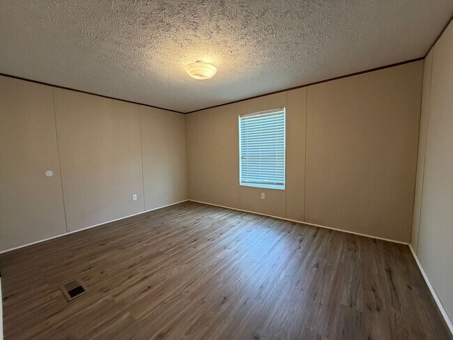 Building Photo - Spacious Mobile Home-large yard