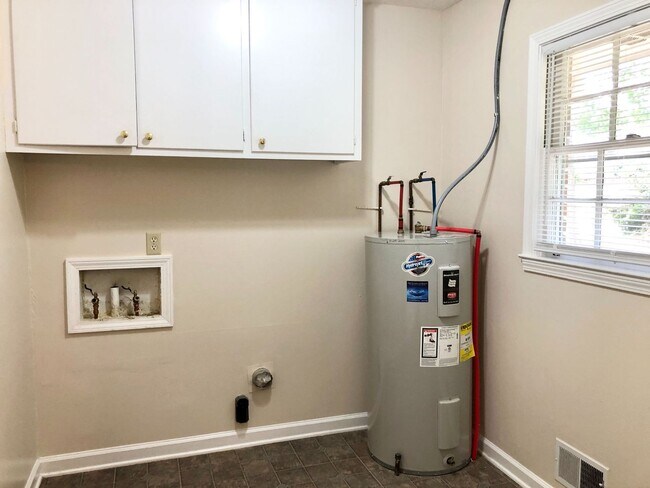 Building Photo - Three Bedroom Oconee County Available Summer