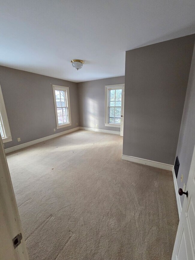 Building Photo - 4 Bed 2 Bath