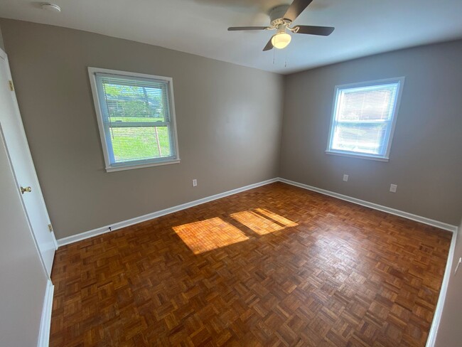 Building Photo - 3 Bedroom, 1.5 Bathroom House in Winston-S...