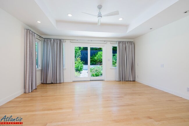 Building Photo - Stunning & Remodeled Home | Desirable Sara...