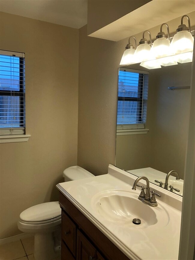 Building Photo - 1405 SE Hillcrest Ave