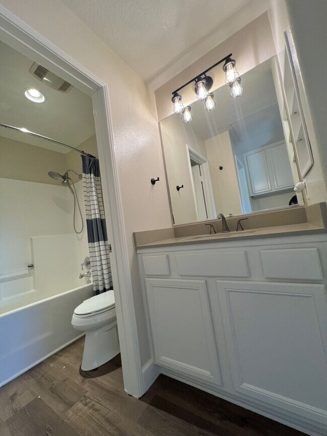 Building Photo - Spacious 1 Bedroom 1 1/2 Bathroom Townhome...