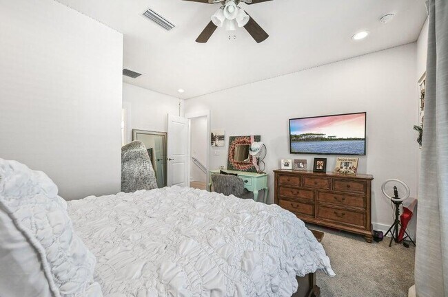 Building Photo - 995 Airport Rd