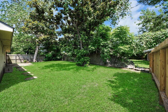 Building Photo - 4710 Lotus St