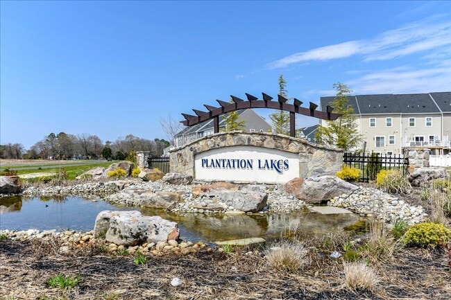 Building Photo - 1 month free with 24-month lease! Attracti...