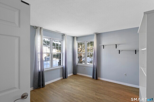 Building Photo - 107 Country Club Ct