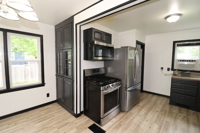 Building Photo - Spacious home for rent!