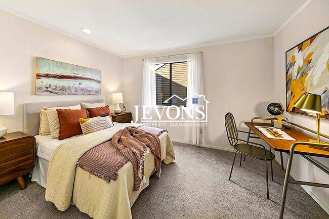 Building Photo - Top-floor 2-level condo with brand-new kit...