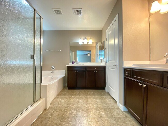 Building Photo - 3621 Vino Biano Ave