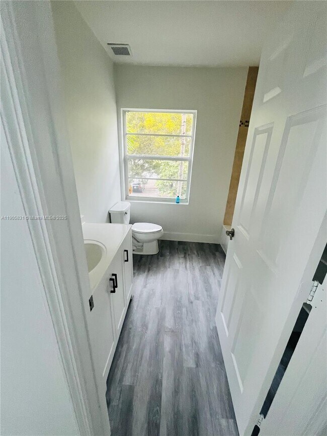 Building Photo - 950 Bay Dr