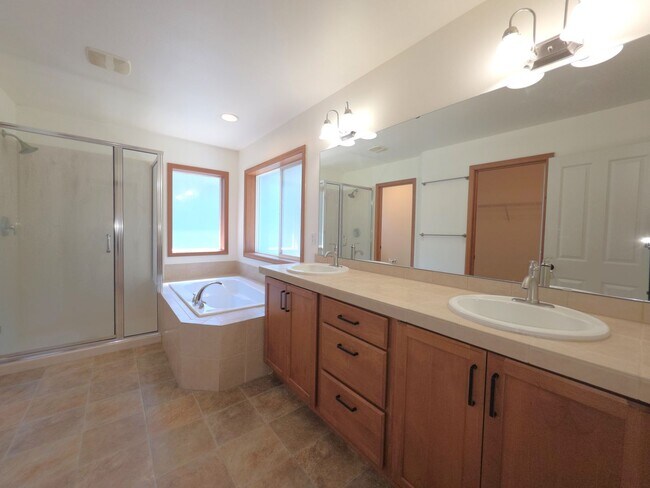 Building Photo - 4-bedroom, 2.5-bathroom home located in Fe...