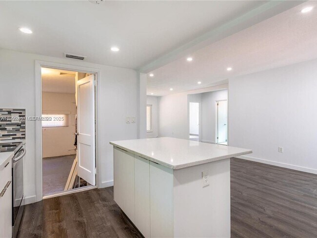 Building Photo - 2520 SW 22nd Terrace