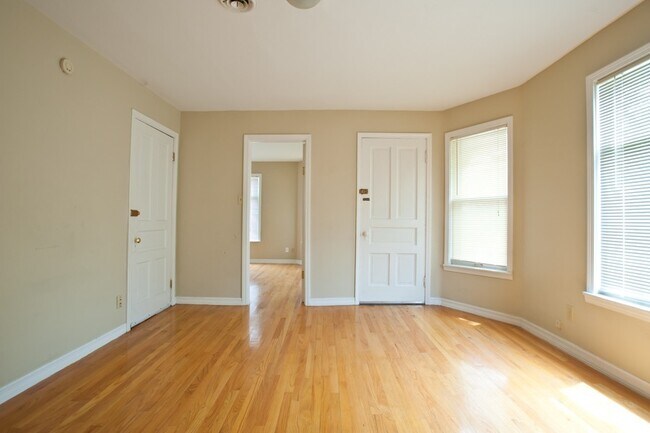 Building Photo - 8/1-$1745 – 3 BR with Laundry, Upper Flat Close to Lakefront and UWM - 2431 N Farwell