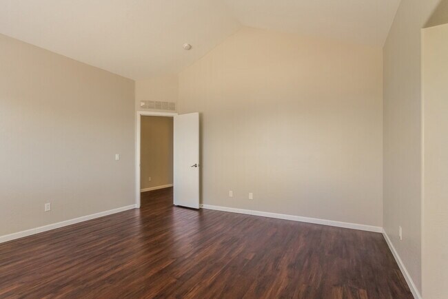 Building Photo - 5564 S 240th Dr