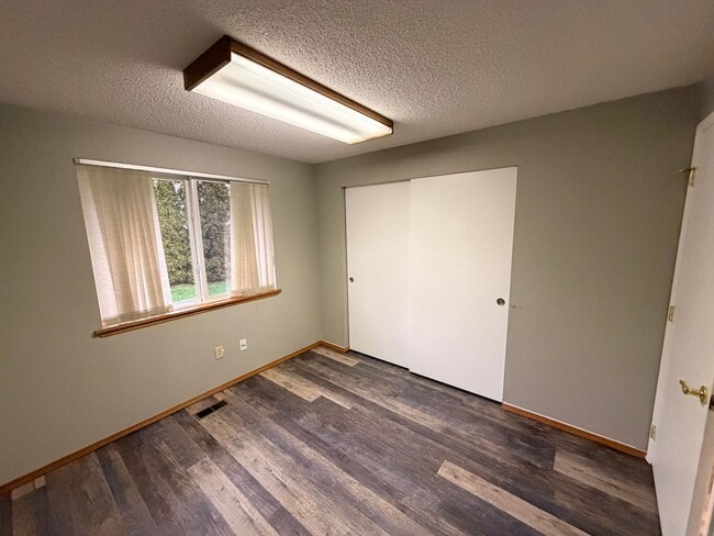 Building Photo - Private and quiet 3BD, 2 BA w/ 2 car garage near Fedrickson!