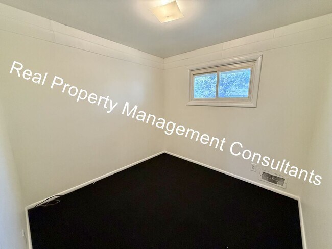 Building Photo - Charming 3-Bed Home with Fenced Yard & Garage