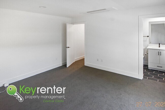 Building Photo - Newer Energy Efficient Luxury Townhouse in...