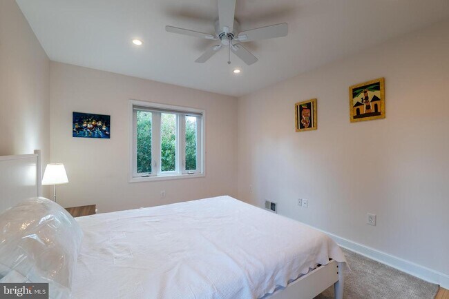 Building Photo - 4614 ROXBURY Dr