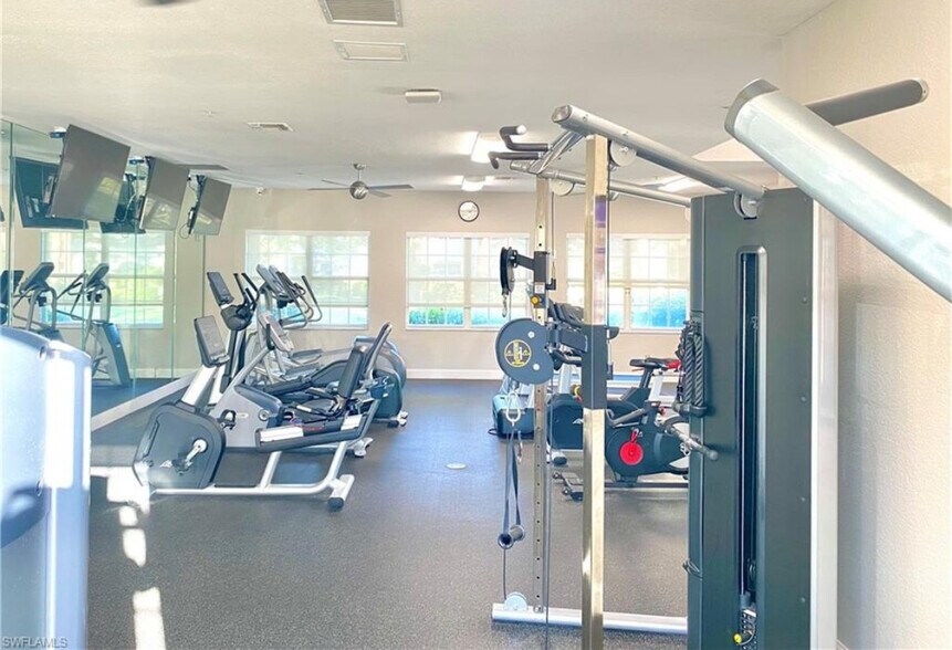 Recently renovated gym - 6910 Satinleaf Rd N