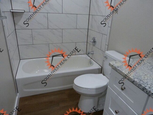 Building Photo - New Spacious 2 bedroom 2 bath Duplex.