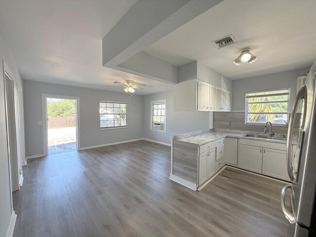 Building Photo - 1000 W Lakewood Rd