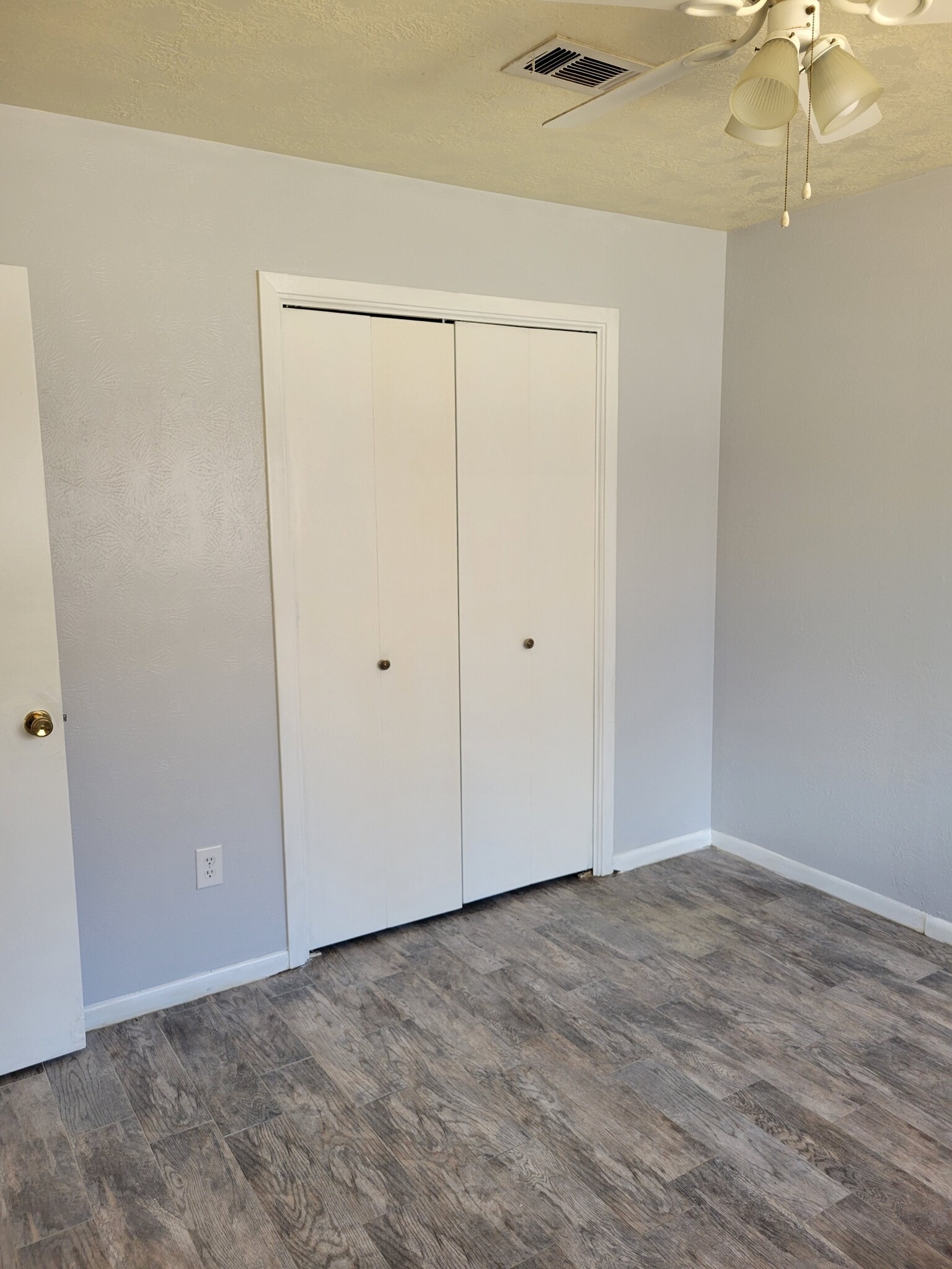 Building Photo - 1907 Pine Tree Dr