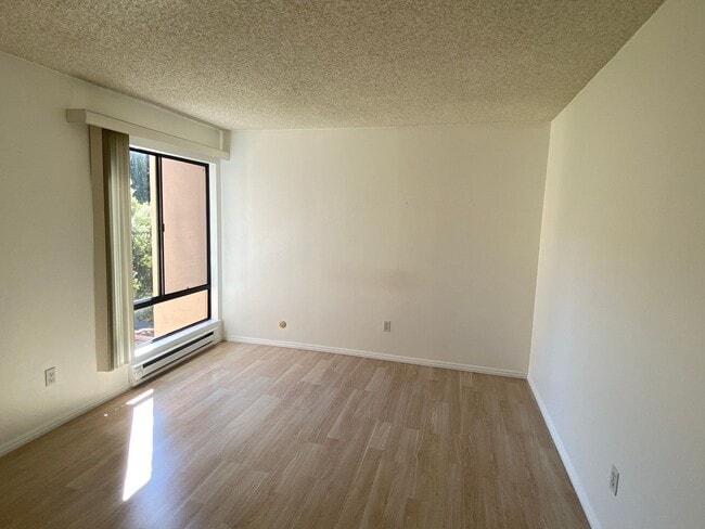 Building Photo - One Bedroom Condo Available in Watergate Community/Emeryville!