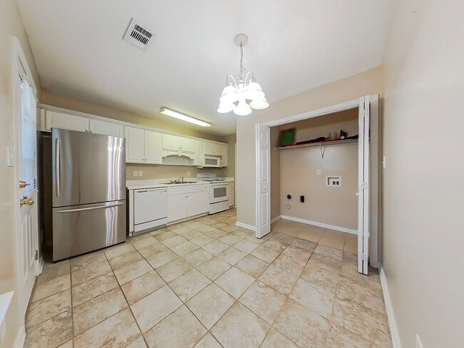 Building Photo - Two Bedroom End Unit Townhome in Evans!