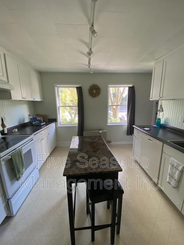 Building Photo - 351 S Winooski Ave