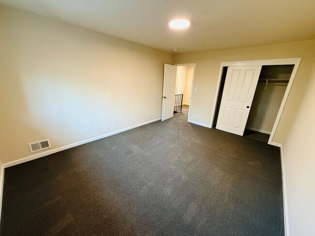 Building Photo - 3 bed 2 bath unit with 1 car garage - Pet Friendly