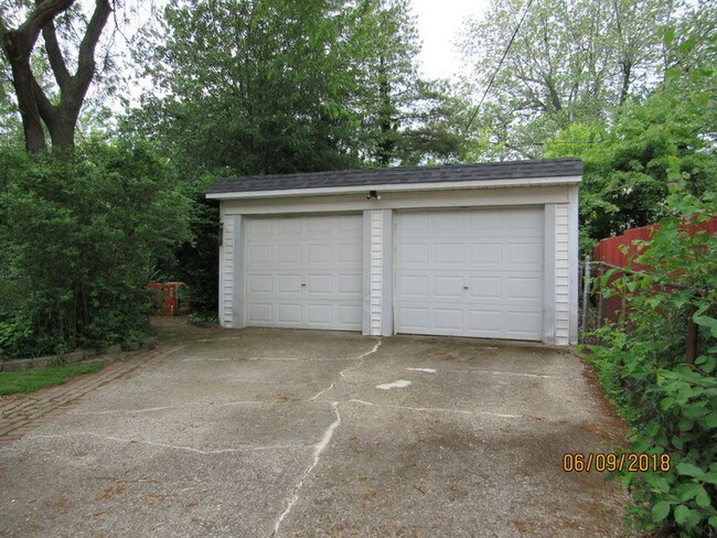 Building Photo - 292 E 200th St
