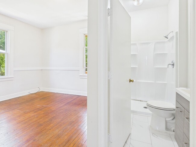 Building Photo - 203 W 33rd St