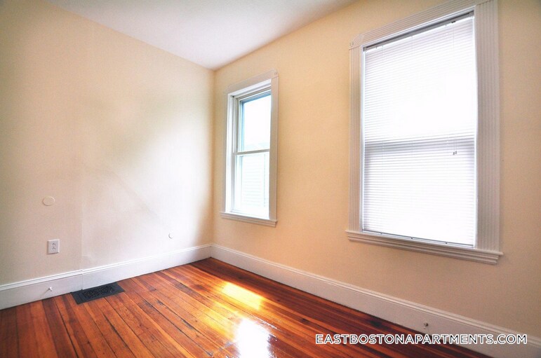 Building Photo - 756 Saratoga St