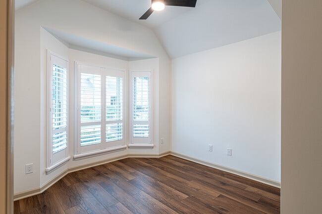 Building Photo - 632 Applegate Ln