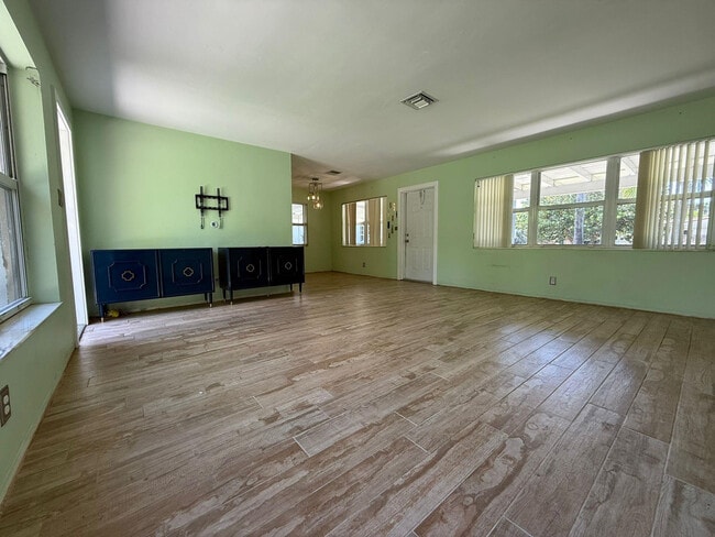 Building Photo - 2957 NW 6th Ave