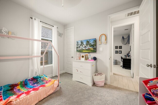 Building Photo - 8711 Hbr Pnes Dr
