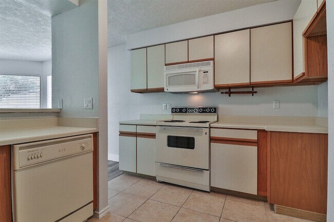 Building Photo - 10910 Scenic Dr