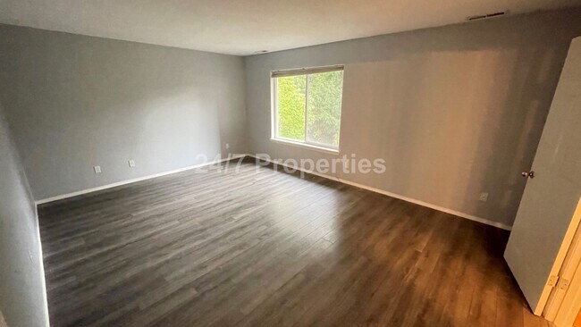 Building Photo - Inviting 3 BD | 2.5 BA Home w/ Massive Bac...