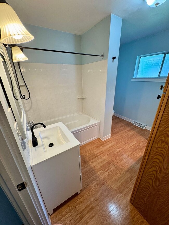 Building Photo - 3 Bedroom- Upper Arlington area