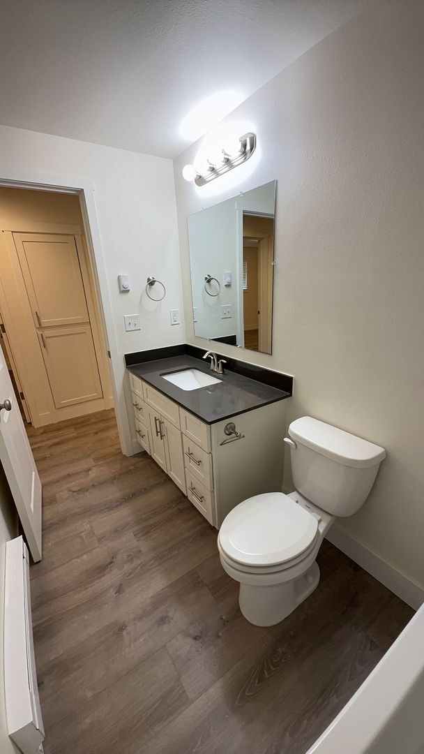 Building Photo - Cozy upgraded 2 bedroom duplex w/ attached 1 car garage in Lakewood available now!