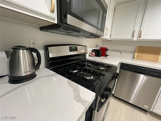 Building Photo - 3004 Ocean View Dr